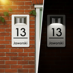 Ekologiczna prostokątna tablica z numerem domu z oświetleniem solarnym – wyraźnie widoczna, dzień i noc