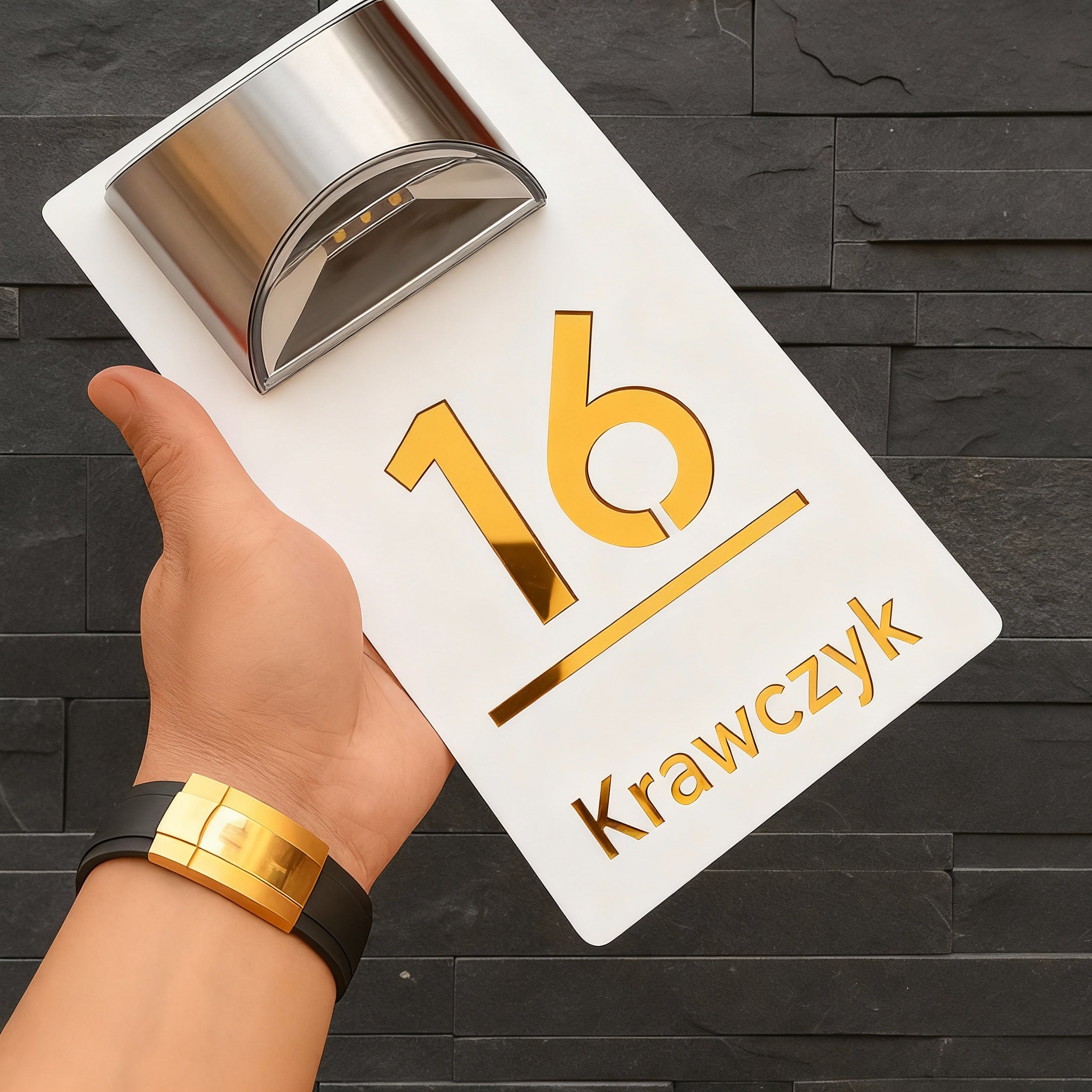 Ekologiczna prostokątna tablica z numerem domu z oświetleniem solarnym – wyraźnie widoczna, dzień i noc