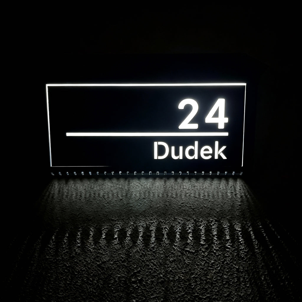 Nowoczesna tablica z numerem domu z oświetleniem solarnym – w pełni spersonalizowana