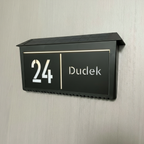 Nowoczesna tablica z numerem domu z oświetleniem solarnym – w pełni spersonalizowana