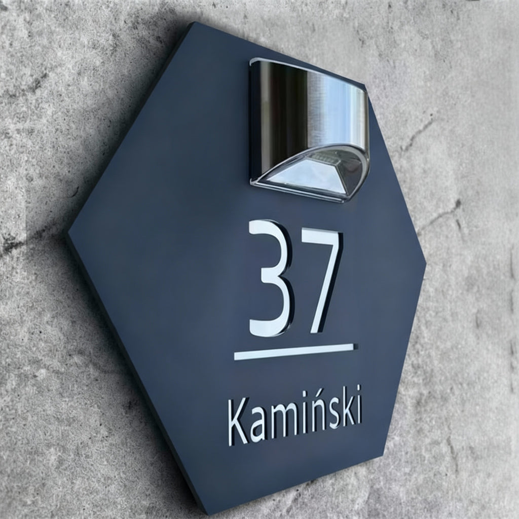 Spersonalizowane sześciokątne tabliczki do drzwi wycięte i grawerowane na energię słoneczną