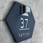 Spersonalizowane sześciokątne tabliczki do drzwi wycięte i grawerowane na energię słoneczną